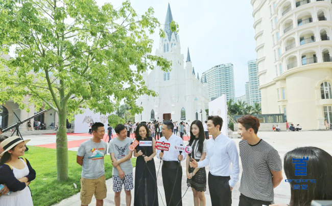 剧组在节庆广场grc建筑群接受采访 彩色grc