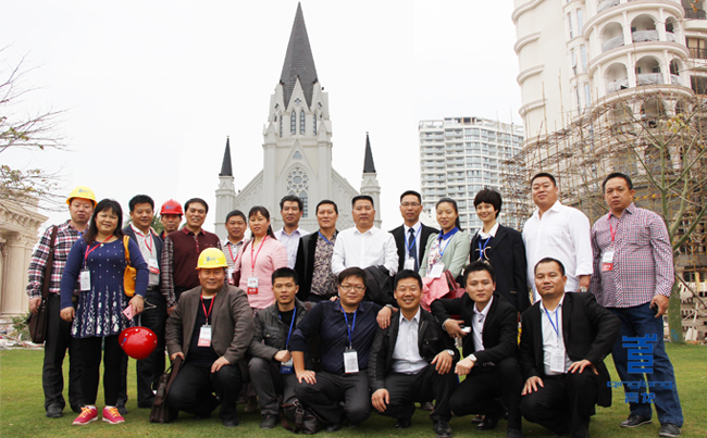 2015年青龙年会部分代理商、员工在节庆广场合影 彩色grc