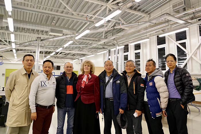青龙董事长宋敦清与同行合影 防水材料